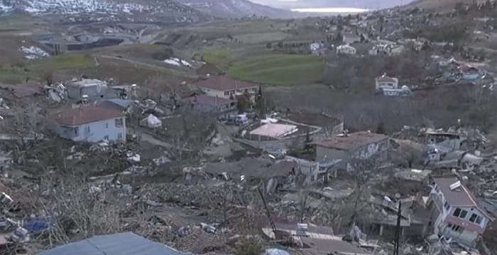 Depremde yıkılan evlerden 41 cenaze çıkarıldı! ‘Kimsesiz köy’