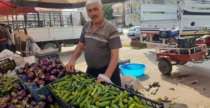 Semt pazarında emekli yurttaş isyan etti: ‘İnsansın canın istiyor, tek tek de satmıyorlar’