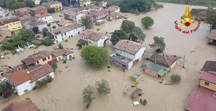 Doğa çıldırmış olmalı: İtalya’da sel felaketi, köyleri aldı götürdü