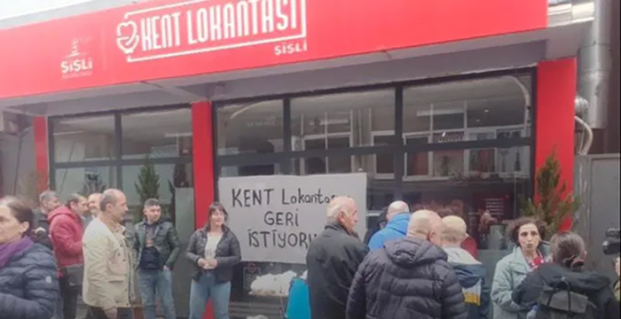 Kapılarını kapatan Kent Lokantası önünde Halk Sofrası kuruldu