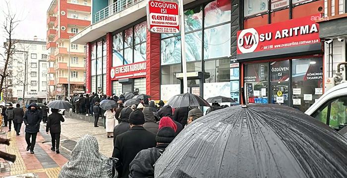 Yağmur altında saatlerce beklediler: Rezilliği görün