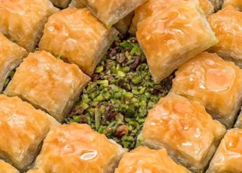 Tek lokum 2,5; bir dilim fıstıklı baklava 80 lira