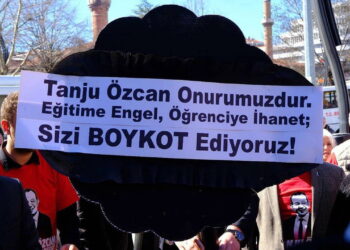 Bolu’da bazı zincir marketlere siyah çelenkli Tanju Özcan protestosu