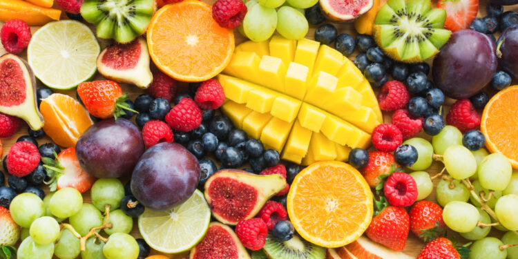 Yaş meyve sebze ihracatında ilk çeyrekte 1 milyar dolar aşıldı 1 Assortment of healthy raw fruits and berries platter background, strawberries raspberries oranges plums apples kiwis grapes blueberries, mango, top view, selective focus