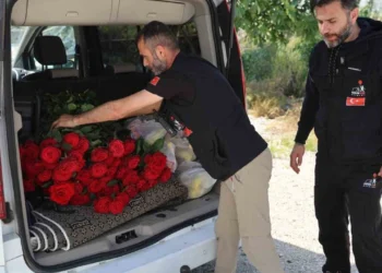 Serada Kalan Güller Anneleri Ağlattı: İlk Kez Gül Aldılar!
