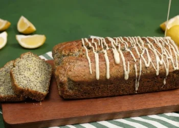 Baharı hissettirecek limonlu haşhaşlı kek tarifi