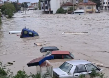 Sağanak ve dolu alarmı! Cadde ve sokaklar göle döndü: 12 yaralı