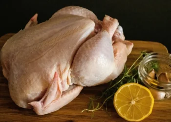 Bakanlık: Çiğ tavukla temas eden gıdaları tüketmeyin