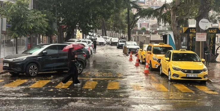 Kuvvetli sağanak bekleniyor: 13 ile turuncu, 22 ile sarı kodlu uyarı 1 Kuvvetli saganak bekleniyor