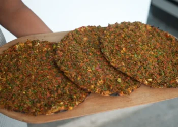 Termometre 60 derece! Bir günde pişirdiği lahmacun sayısını duyan şoke oldu!