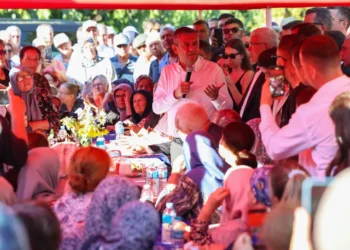 Özgür Özel, çiftçilerle buluştu: Bize ‘Çiftçi milletin efendisidir’ diyen cumhurbaşkanı lazım