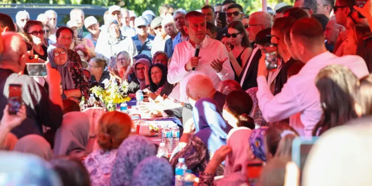 Ozgur Ozel ciftcilerle bulustu