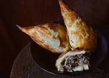 Bir tepsi yetmiyor! Çıtır samsa böreği nasıl yapılır