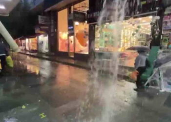 Antalya’yı sağanak ve hortum vurdu: Seralar yerle bir oldu, yollar göle döndü