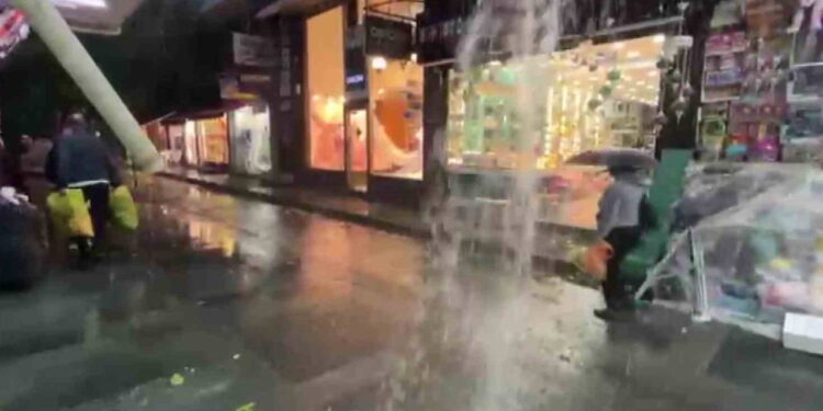 Antalyayi saganak ve hortum vurdu