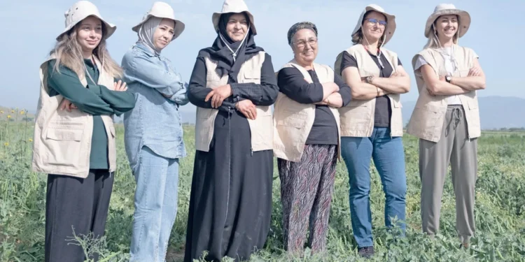 Tarımın geleceği, kadın emeğiyle büyüyor 1 Tarimin gelecegi kadin emegiyle buyuyor