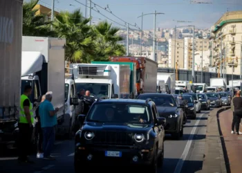 İtalya’da mazot protestosu yolları tıkadı, rafları boş bıraktı