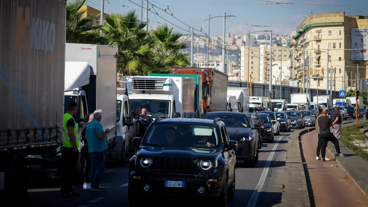 İtalya’da mazot protestosu yolları tıkadı, rafları boş bıraktı